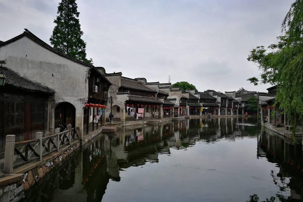 匡威经典款帆布鞋黑色与白色哪一种更百搭？游戏画面